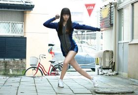 変なポーズや奇抜な衣装に挑戦した小松菜奈