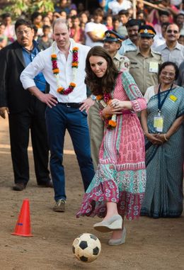 インドのスラム街でサッカーをするキャサリン妃