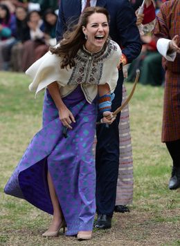 ブータンでアーチェリーに挑戦し、笑い転げるキャサリン妃