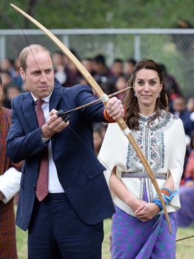 ブータンでアーチェリーに挑戦したウィリアム王子とキャサリン妃