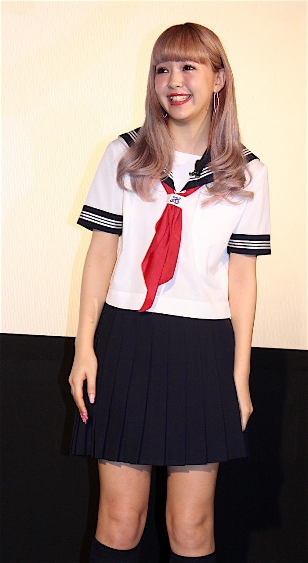 【写真を見る】ミニスカセーラー服姿を披露した藤田ニコル「コスプレになっちゃった」