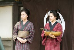 時代劇に挑戦した岩田華怜(写真左)