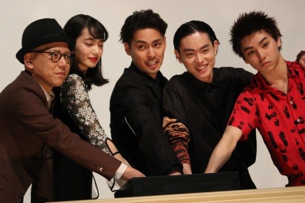 5人で拳をにぎり、手形を押した
