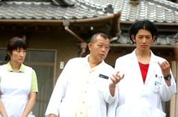 笑福亭鶴瓶(中央)映画初主演、瑛太(右)、余貴美子(左)共演の話題作『ディア・ドクター』