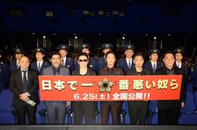 「日本で一番悪い奴ら」の完成披露舞台あいさつに登壇した白石和彌監督、植野行雄(デニス)、中村獅童、綾野剛、YOUNG DAIS、ピエール瀧(写真左から)