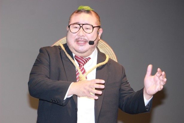 日本オリジナルキャラクターのタヌキ、マイケル・狸山役の声優を務めた芋洗坂係長