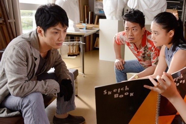 仙石は、物や場所に残った人間の記憶“残留思念”を読み取ることができる超能力者