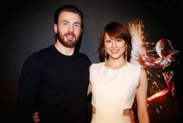 『シビル・ウォー』UKプレミアに登場したキャプテン・アメリカ役のクリス・エヴァンスと、ブラック・ウィドウの日本語吹替を担当している米倉涼子