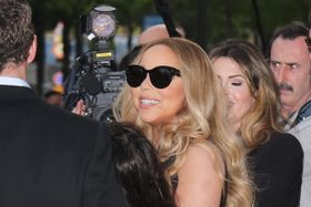 笑顔でインタビューに応じるマライア・キャリー