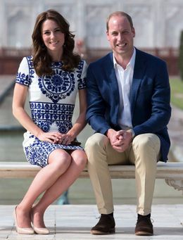 座り方が「完璧」と評されているタージ・マハル前でのキャサリン妃の記念写真