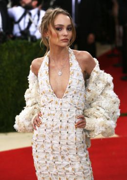 METガラに登場した際のジョニー・デップの娘、リリー・ローズ