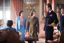 軍服姿が凛々しいエリザベス王女は、お忍びでロンドンの街へ繰り出すことに