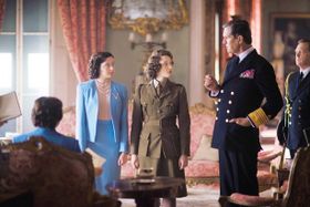 軍服姿が凛々しいエリザベス王女は、お忍びでロンドンの街へ繰り出すことに