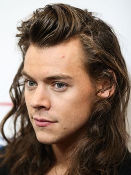 ロン毛がトレードマークのハリー・スタイルズ