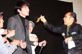 東出昌大がまさかの「熱々おでん」にトライ