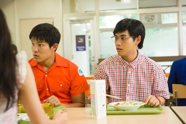 鈴木は大学生になった色丞狂介を演じている
