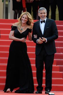 ジョージ・クルーニーとカンヌ国際映画祭に登場したジュリア・ロバーツ。ドレスから覗く足は裸足！