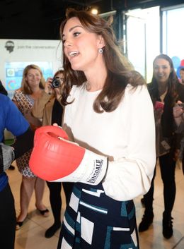 ボクシング・グローブをつけて貫禄十分なキャサリン妃