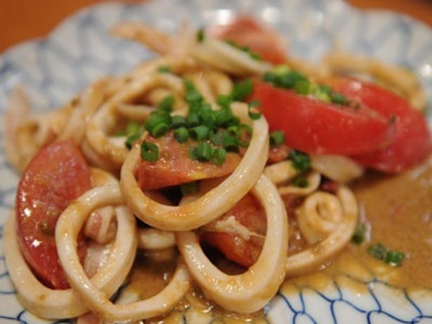 おっ、美味しそう！　食欲がそそられるイカとトマトの和え物