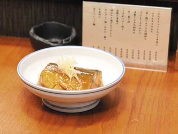 弁当以外にも鯖の味噌煮をはじめとした家庭料理が登場