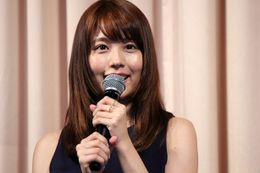 『夏美のホタル』の完成披露試写会に参加した有村架純