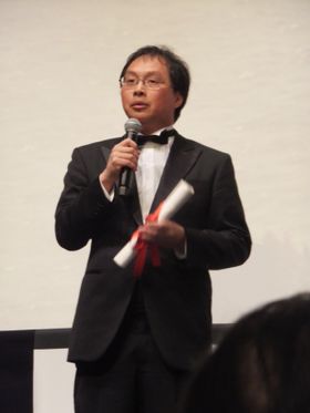 スピーチする深田監督
