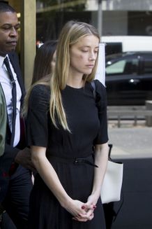 頬に傷のある状態で現れたアンバー・ハード