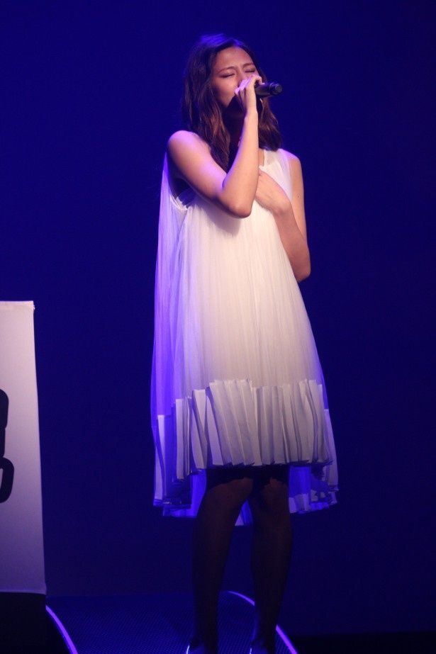 【写真を見る】西内まりやが熱唱！白いワンピースの全身ショット