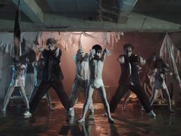 聖飢魔II「呪いのｼｬﾅ・ﾅ・ﾅ」のMVでダンスを披露する俊雄