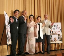 阪本順治監督最新作『団地』の初日舞台挨拶が開催された