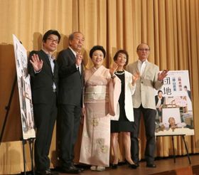 阪本順治監督最新作『団地』の初日舞台挨拶が開催された