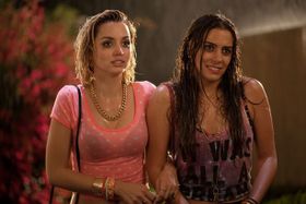 セクシー美女を演じたアナ・デ・アルマス(写真左)とロレンツァ・イッツォ(写真右)