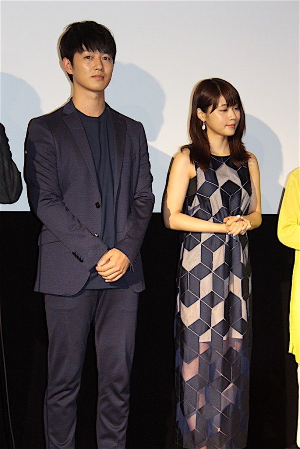 【写真を見る】有村架純、シースルーのドレスから美脚がチラリ！