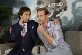 「ターザン：REBORN」をPRする狩野英孝、主演のアレクサンダー・スカルスガルド(写真左から)