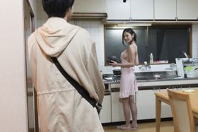 片山萌美がまさかの裸エプロン姿を披露