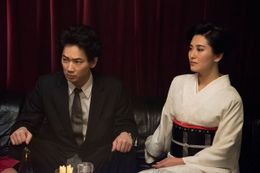 綾野剛が矢吹春奈演じる妖艶ホステスの色気にメロメロに？