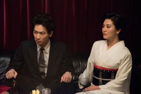 綾野剛が矢吹春奈演じる妖艶ホステスの色気にメロメロに？