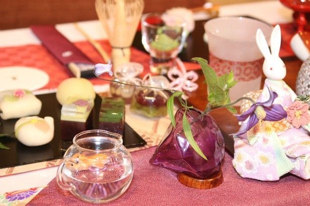 かわいい茶器や和菓子などが用意された