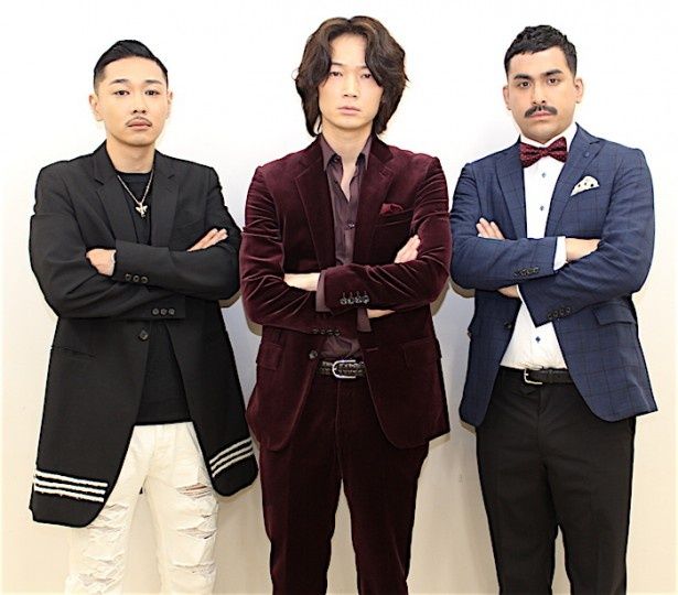 【写真を見る】綾野剛＆YOUNG DAIS＆植野行雄がインタビューに登場！