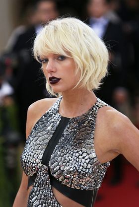 トムを誘い、親友セレーナのコンサート会場でアツアツぶりを見せたというテイラー