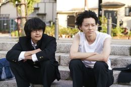 2人そろって薄ら笑いを浮かべる内海(池松)と瀬戸(菅田)