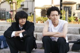 2人そろって薄ら笑いを浮かべる内海(池松)と瀬戸(菅田)