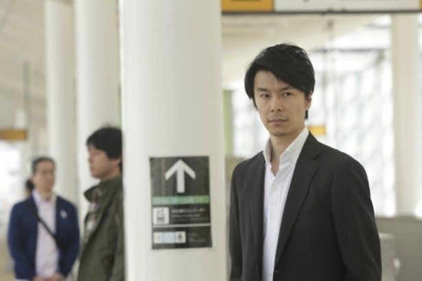 珠は近所に住む既婚男性の石坂史郎(長谷川博己)を尾行していく