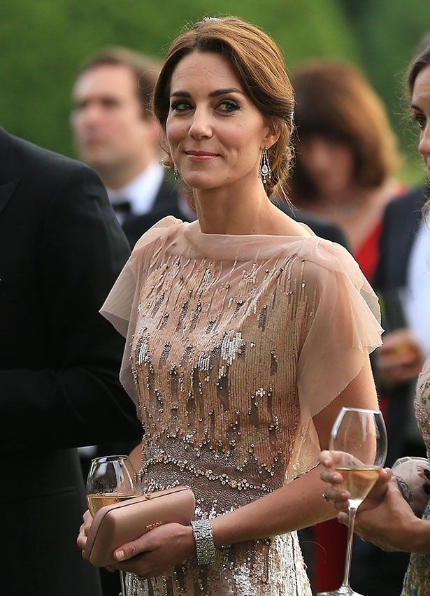 チャリティ・ガラの晩餐会にジェニー・パッカムのロングドレスで登場したキャサリン妃