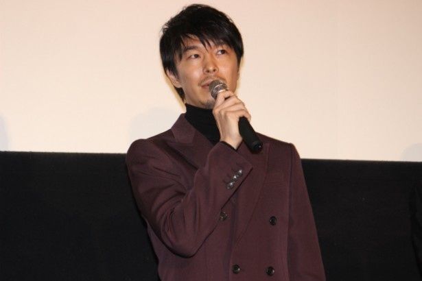 珠に尾行される石坂史郎役の長谷川博己