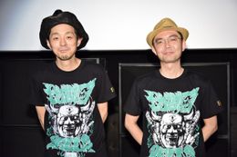 「TOO YOUNG TO DIE！若くして死ぬ」のイベントに登場した宮藤官九郎、ZAZEN BOYS・向井秀徳(写真左から)