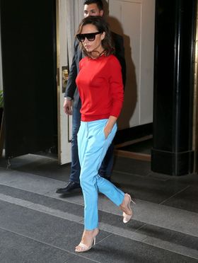 敗北宣言はどこ吹く風、カジュアルスタイルにハイヒールを合わせるヴィクトリア