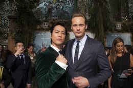 「ターザン：REBORN」でL.Aプレミアに参加した桐谷健太と主演のアレクサンダー・スカルスガルド(左から)