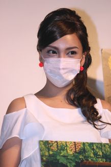 平愛梨のメイクで登壇したざわちん