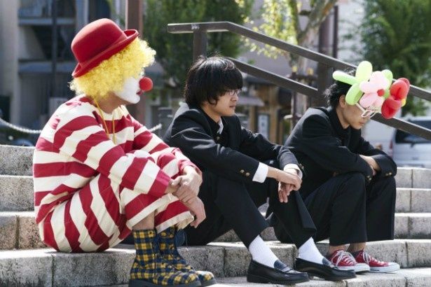 河原にいる人々から味わい深いドラマが生まれる